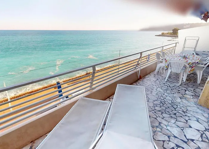 Joli 2p Climatisé Avec Terrasse Face à La Près Du Centre - Fr-1-196-388 Apartamento Menton